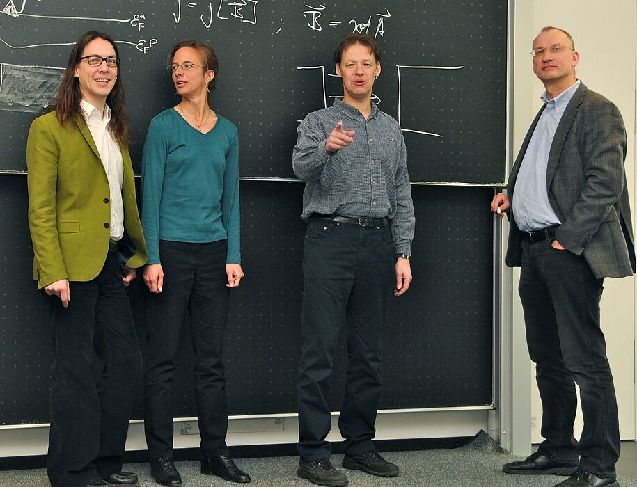 Abbildung (Universität Paderborn, Department Physik): (v. li.): Das Paderborner Forscherteam: M. Sc. Martin Rohrmüller, Dr. Eva Rauls, Dr. Uwe Gerstmann, Prof. Dr. Wolf Gero Schmidt.