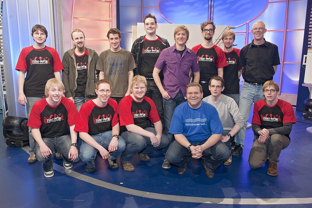Foto (ZDF/Ralf Wilschewski): Elton mit dem Team der Event-Physik: (hinten v.l.) Timo Langer, Sebastian Goldenberg, Niklas Biere, Sebastian Steppeler, Dr. Marc Sacher, Johannes Pauly, Mathias Strothmann, Ralf Winterberg, (vorne v.l.) Michael Deppe, Tobias 