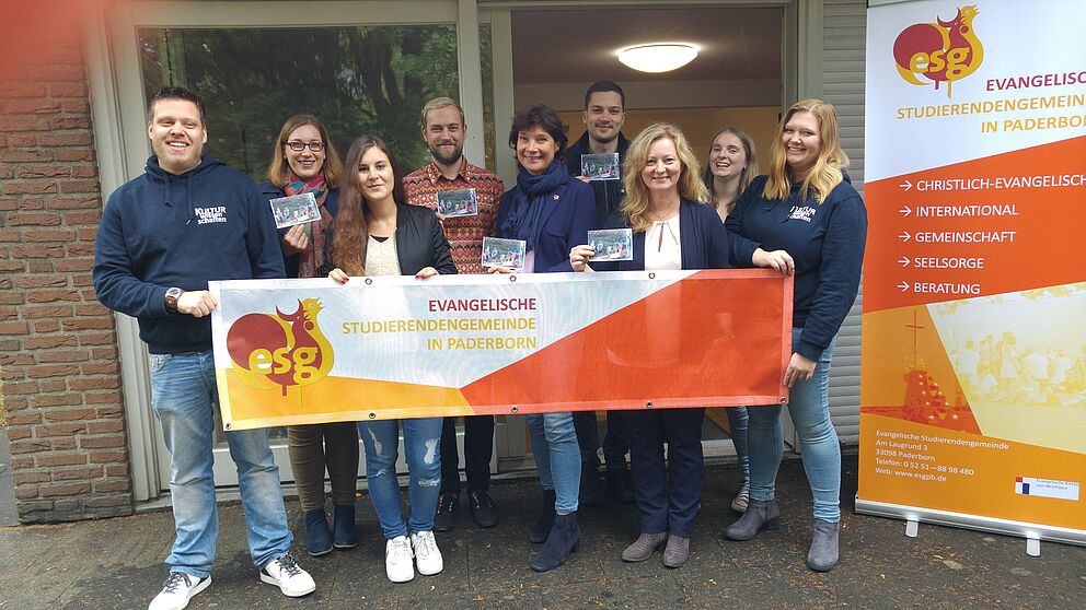 Foto (ESG-Mitarbeiterin Irene Klass): Studierendenpfarrerin Heidrun Greine mit dem Team der ESG.