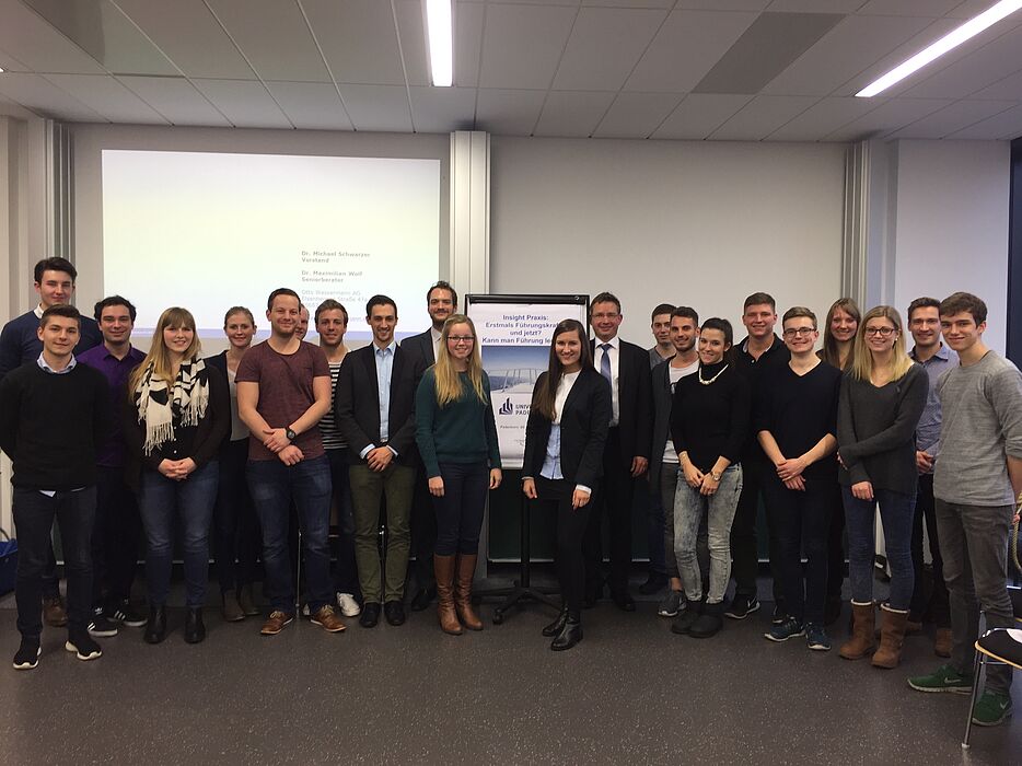 Foto: Unternehmenspraxis spielerisch : Paderborner Studierende der Wirtschaftswissenschaften lernen Führungskompetenz und mehr im Rollenspiel mit den Unternehmensberatern Dr. Maximilian Wolf (links am Flipchart) und Dr. Michael Schwarzer (rechts am Flipc