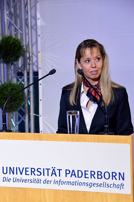 Foto (Universität Paderborn): Prof. Dr. Petra Oesterwinter hielt den traditionellen „Alumnus-Festvortrag“ am Tag der Wirtschaftswissenschaften 2011.