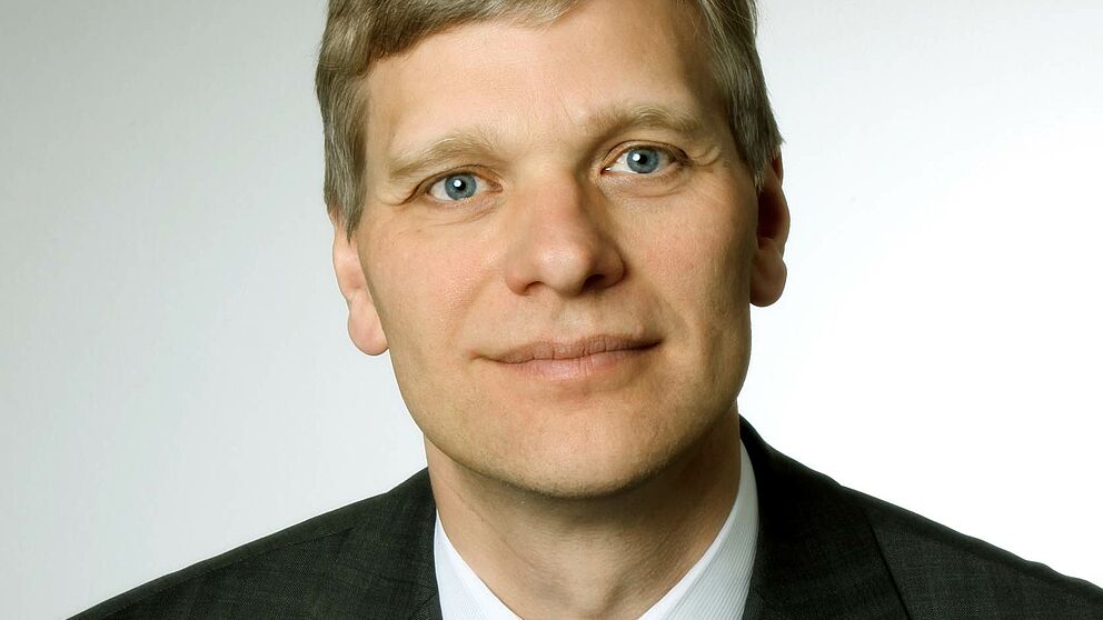 Foto (Universität Paderborn): Prof. Dr.-Ing. Volker Schöppner von der Universität Paderborn überzeugte mit seinem Projekt zu umweltfreundlichen Flammschutzmitteln.