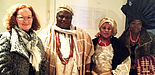 Foto: Prof. Dr. Jutta Ströter-Bender; His Royal Highness Oba Jimoh Oyetunji, the Ataoja of Oshogbo Kingdom, Osun State mit seiner Ehefrau; die nigerianische Künstlerin und Designerin Nike Davies Okundaye.