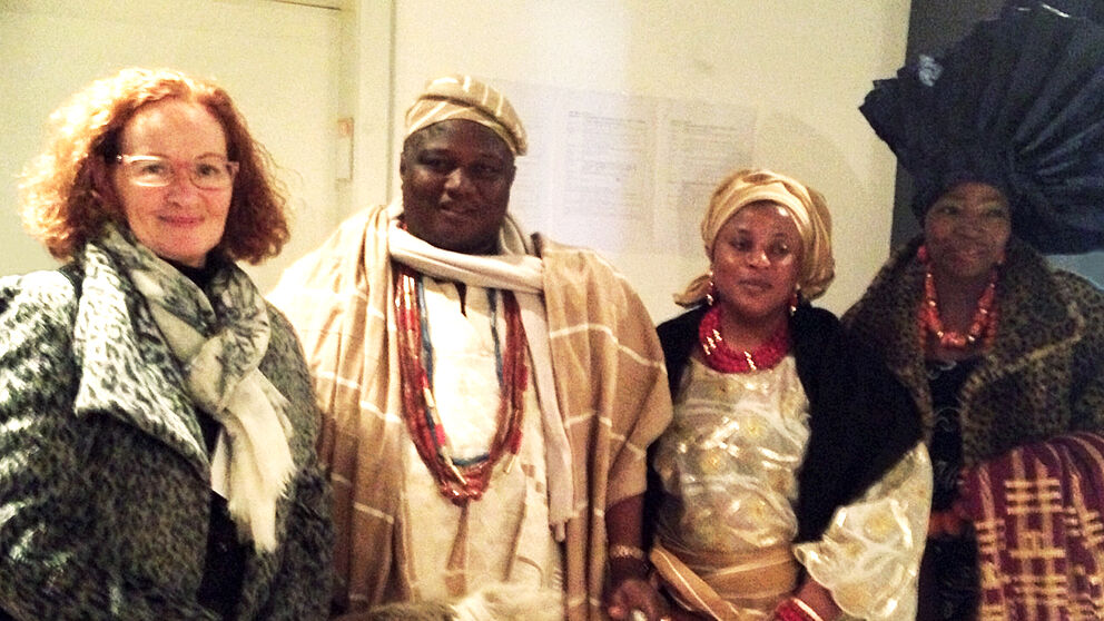 Foto: Prof. Dr. Jutta Ströter-Bender; His Royal Highness Oba Jimoh Oyetunji, the Ataoja of Oshogbo Kingdom, Osun State mit seiner Ehefrau; die nigerianische Künstlerin und Designerin Nike Davies Okundaye.