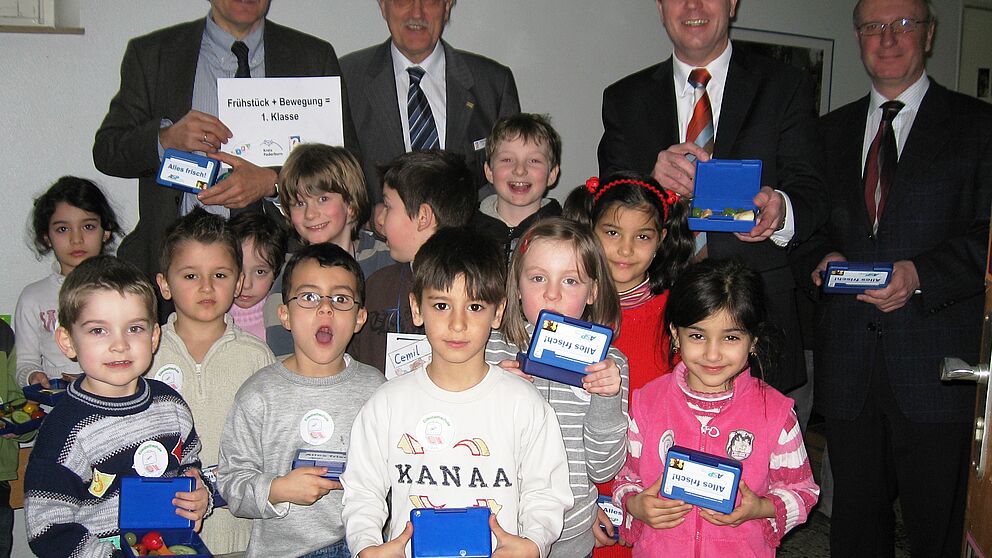 Foto (Anke Oepping): Prof. Dr. Helmut Heseker, Bürgermeister Heinz Paus, Landrat Manfred Müller, Schulleiter Walter Winkler und Schulanfängerkindern der Elisabethschule.