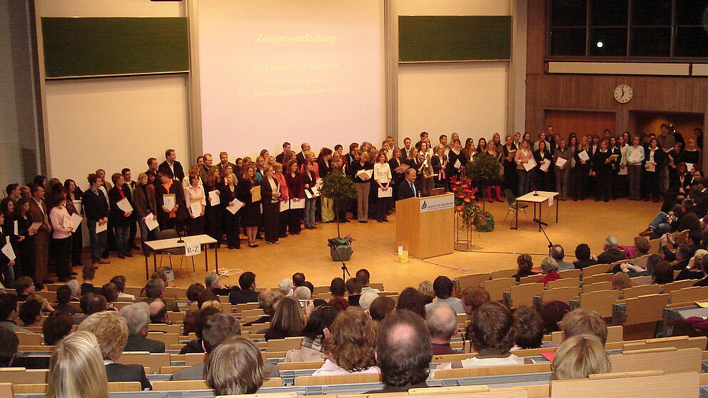 Foto: Staatsexamensfeier für Lehramtsabsolventen der Universität Paderborn im vollbesetzten Audimax