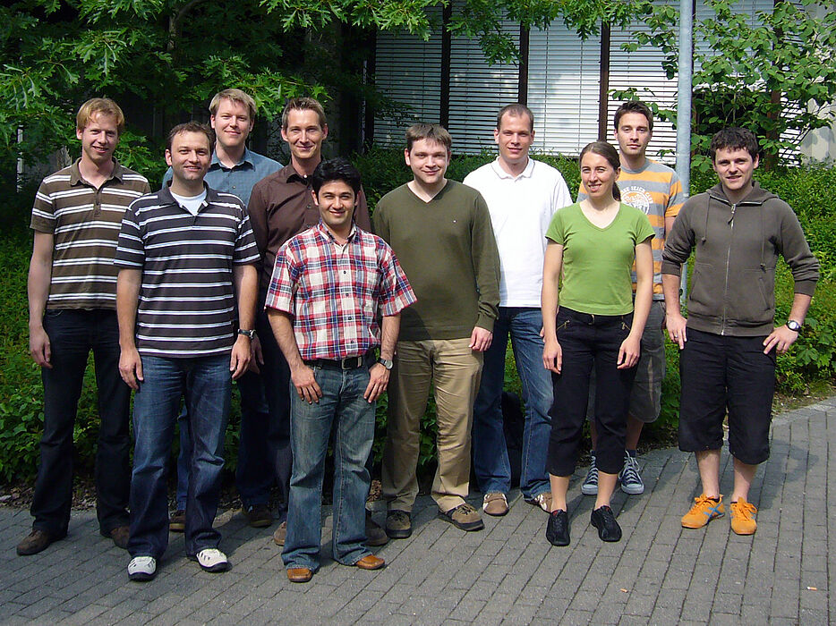 Foto: Christian Binder, Technologieberater der Microsoft Deutschland GmbH (4.v.l.), Mathias Raacke, Senior Student Partner im Microsoft Student Program (6.v.l.) und Stefan Sauer, Geschäftsführer des s-lab (2.vl.), freuen sich mit den s-lab-Mitarbeiterin