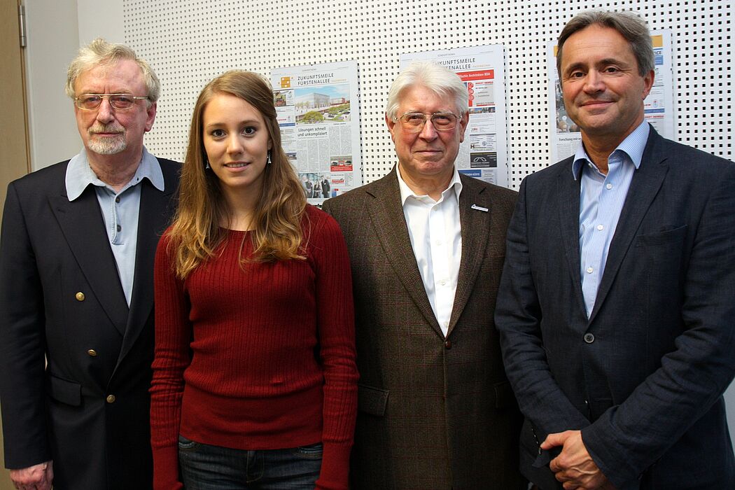 (v. l.) Prof. Dr. Peter Freese, Prof. Dr. Otto Rosenberg und Tibor Werner Szolnoki, Vorstand Alumni Paderborn, gratulieren der Emeriti-Preis-Stipendiatin 2011 Evelyn Kreb.