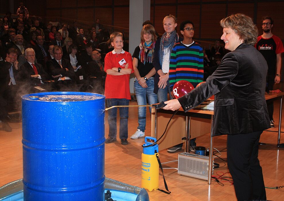Foto (Referat Presse und Kommunikation, Universität Paderborn, Frauke Döll): Hier lässt die Wissenschaftsministerin eine Tonne implodieren.