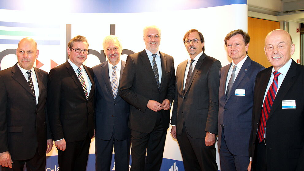 Foto (Tibor Werner Szolnoki) v. li.: Jörg Wehling, C-LAB-Vorstand (Atos Deutschland), Michael Dreier, Bürgermeister Stadt Paderborn, Prof. Dr. Wilhelm Schäfer, Präsident Universität Paderborn, Garrelt Duin, NRW-Wirtschaftsminister, Prof. Dr. Gregor E
