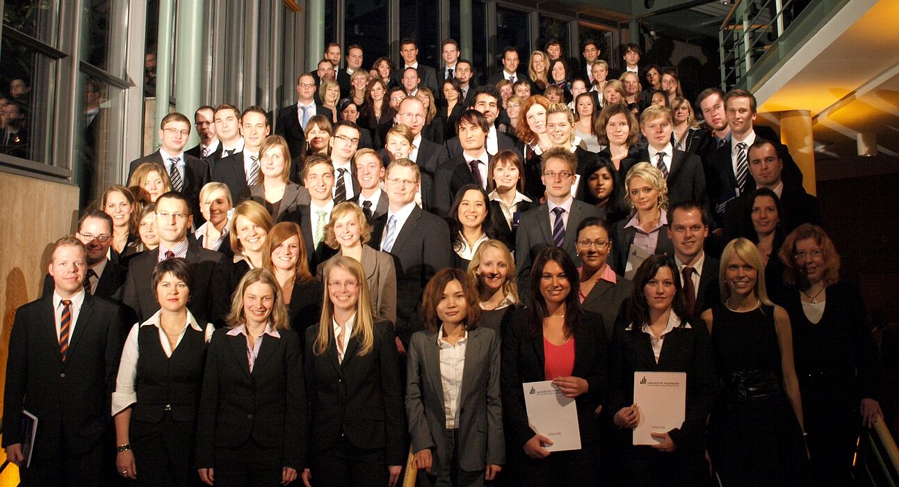 Gruppenfoto (Universität Paderborn): Absolventinnen und Absolventen der Fakultät für Wirtschaftswissenschaften (Gruppe 2)