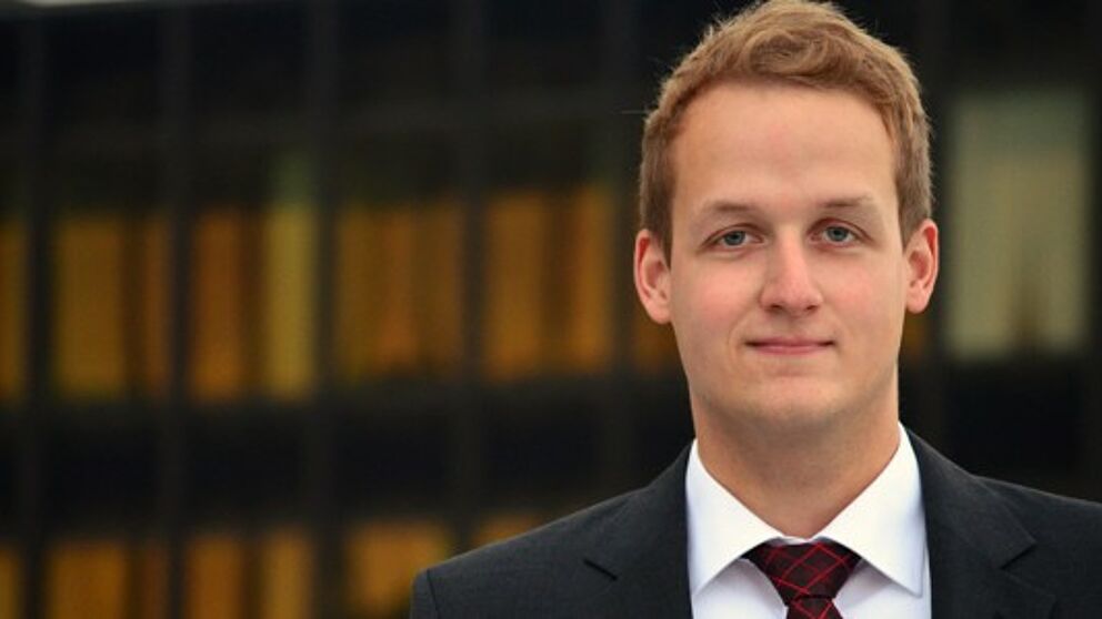 Foto (Universität Paderborn): Dr. Frederik Simon Bäumer erhält den Förderpreis der Gesellschaft für Angewandte Linguistik für computerlinguistische Verfahren zum Schutz der Privatsphäre.