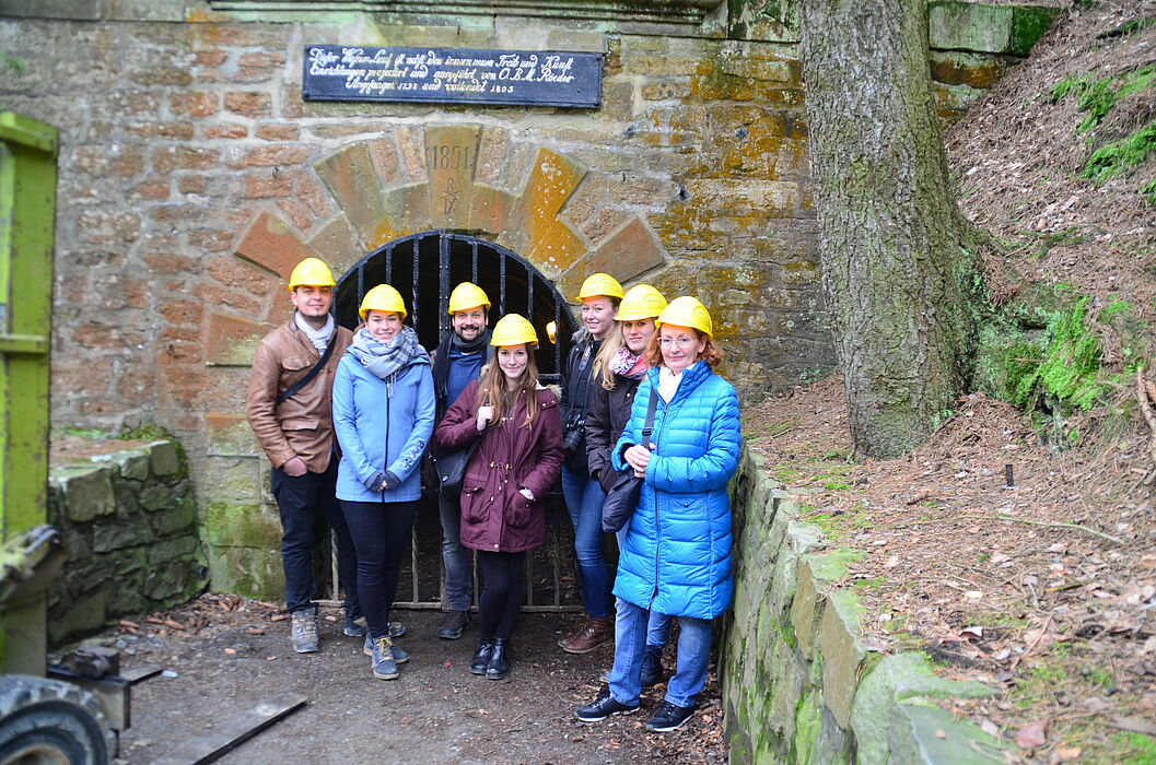 Gruppenfoto (Copyright: Reinhard Eisenhofer): Die Exkursionsgruppe vor dem Roeder-Stollen, Rammelsberg.