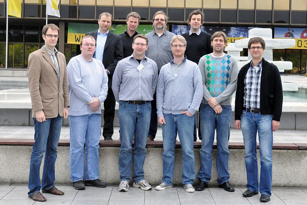 Die Teilnehmer des Projekts ENHANCE. Die beteiligten Personen des Paderborn Center for Parallel Computing (PC²) sind: Prof. Dr.-Ing. André Brinkmann (vorne 3.v.r.), Dr. Christian Plessl (hinten 1.v.r.) und Tobias Beisel (vorne 2.v.r.).