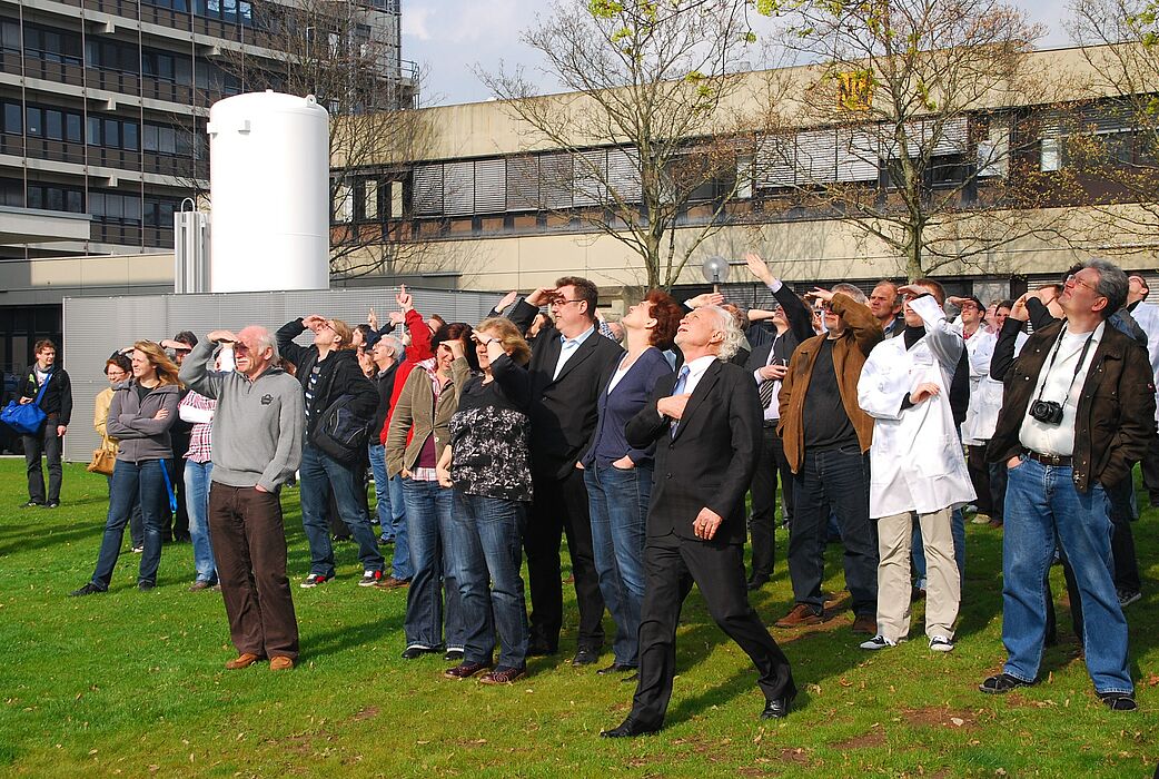 Foto (Christoph Streicher): Große Augen bei den Zuschauern im Angesicht des Tagfeuerwerkes vor dem neuen Laborgebäude.