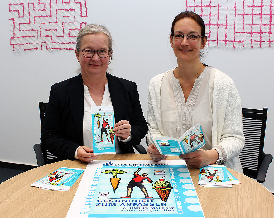 Foto (Universität Paderborn, Heiko Appelbaum): Simone Probst (l.) und Sandra Bischof laden zu den Uni-Gesundheitstagen 2017 ein.
