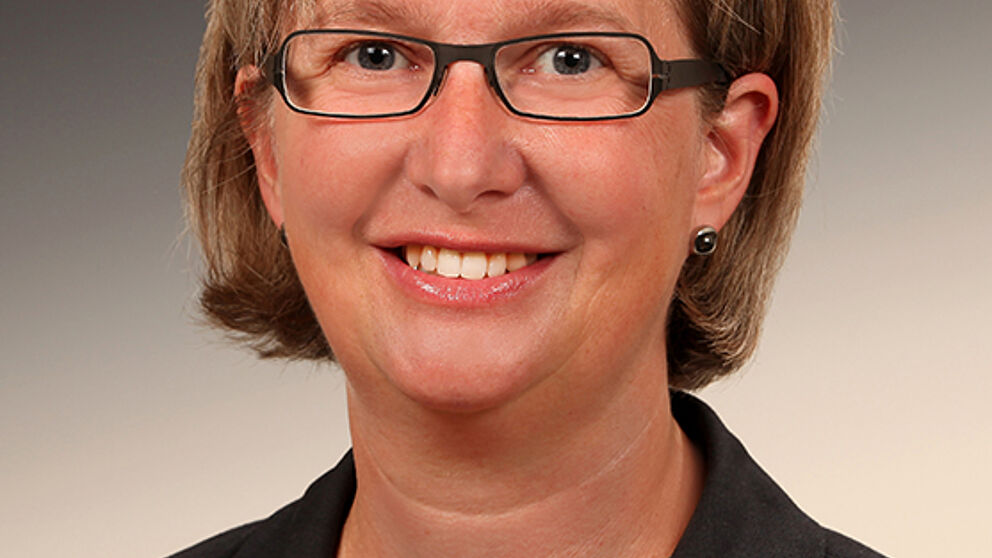 Foto (Dietmar Flach): Simone Probst wurde zur Vizepräsidentin für den Bereich der Wirtschafts- und Personalverwaltung der Universität Paderborn gewählt.