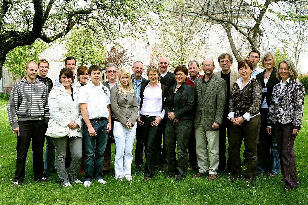Foto (Fakultät für Wirtschaftswissenschaften): Organisiert von jungen Studierenden der Fakultät für Wirtschaftswissenschaften ließen ehemalige Absolventen der Universität Paderborn Erinnerungen an alte Zeiten wieder aufleben.
