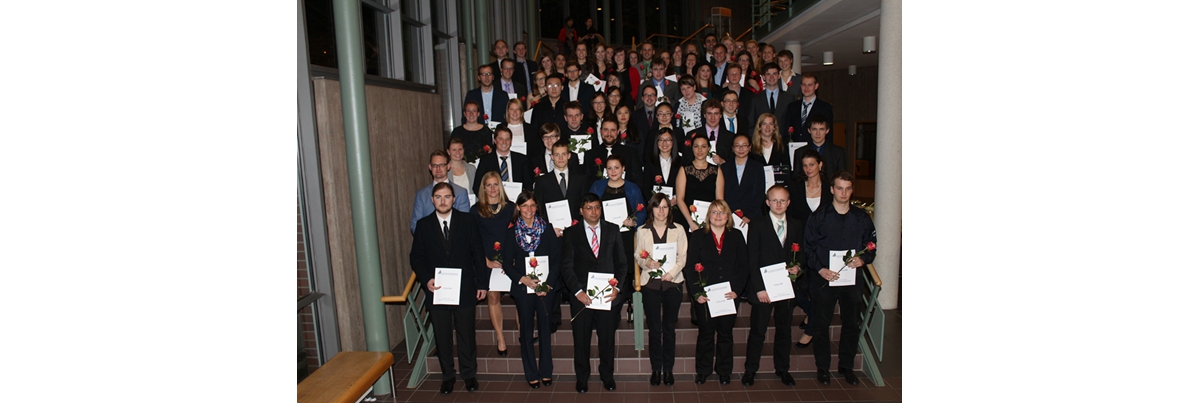 Foto (Universität Paderborn, Heiko Appelbaum): Die Absolventinnen und Absolventen der Fakultät für Naturwissenschaften aus dem Prüfungsjahr 2014.