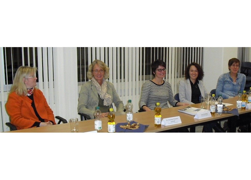 Foto: Die Referentinnen des Abends: (von links) Prof. Dr.-Ing. Eva Schwenzfeier-Hellkamp, Dr. Charlotte Wieners-Lummer, Julia Geneberg, Olga Käthler und Dr. Claudia Köhler.