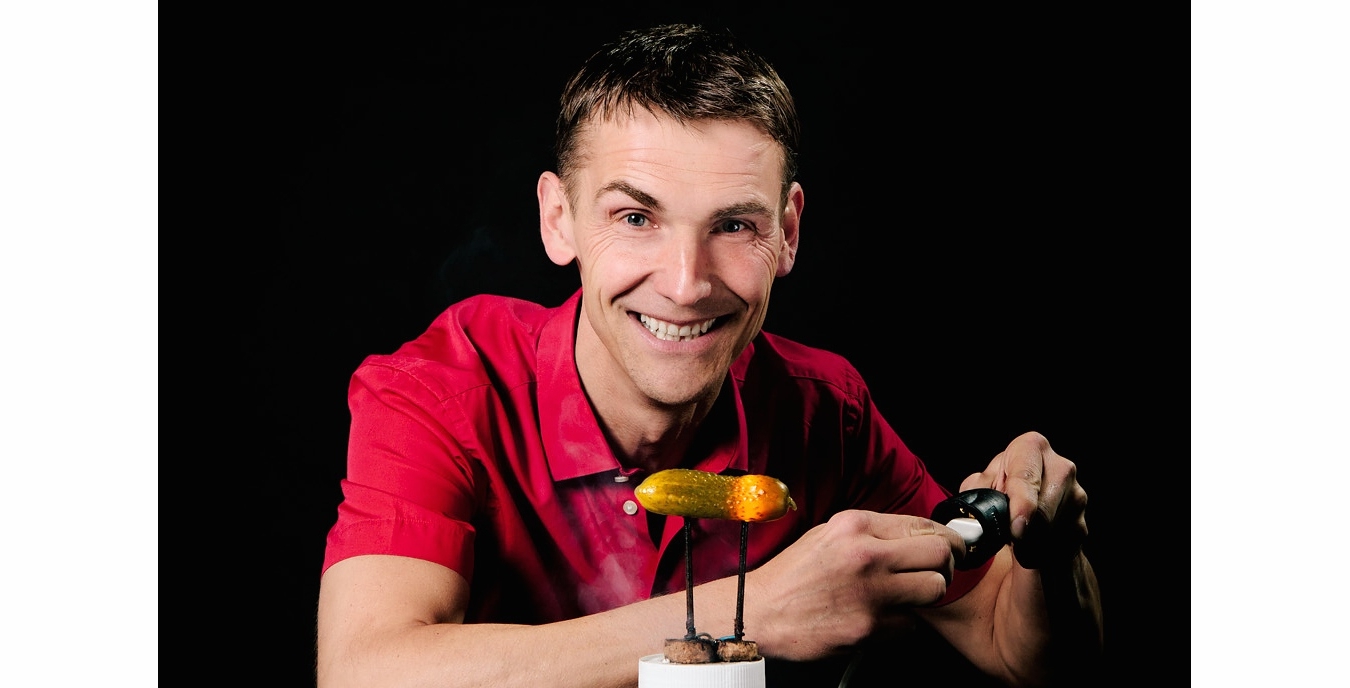 Foto (S. Ott): Der Wissenschaftsjournalist Sascha Ott moderiert bei den Paderborner Wissenschaftstagen und zeigt spannende Experimente.