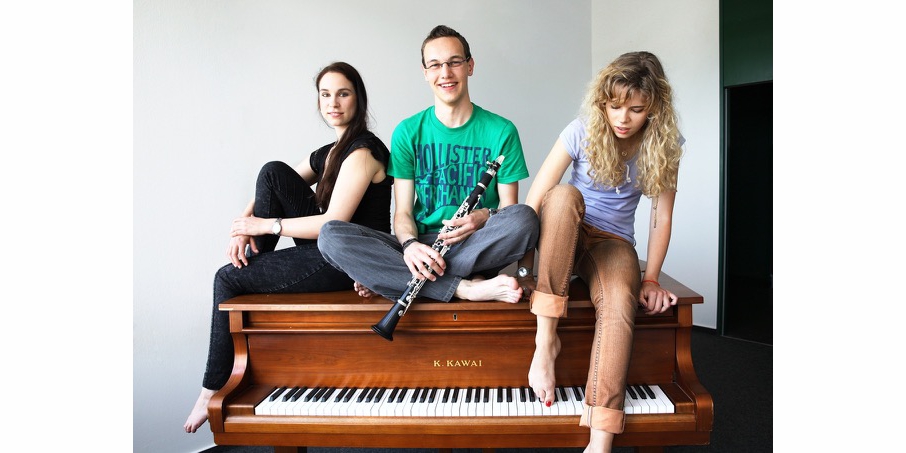 Foto (Adelheid Rutenburges, Universität Paderborn): Freuen sich aufs Konzert (v. l.): Jana Kupke, Thomas Koeper und Sabrina Busch