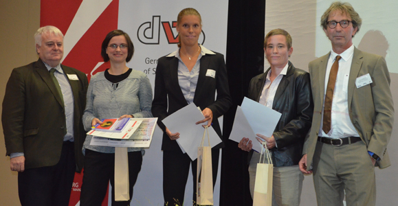 Foto: Bei der Preisverleihung: (v. l. n. r.) Prof. Roland Naul (WGI), Dr. Svenja Kamper, Dr. Stefanie Hüttermann, Dr. Iris Güldenpenning und Prof. Kuno Hottenrott.