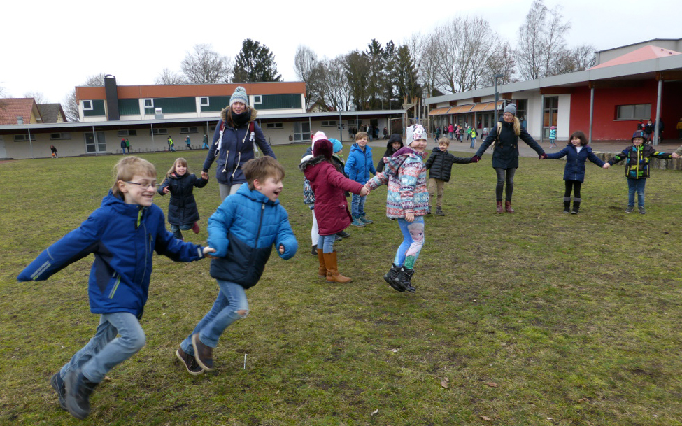 Foto (Simone Steffen): Fit in Marienloh: Gemeinsame Bewegung in den Pausen macht Spaß und fördert die Aufmerksamkeit im Unterricht.