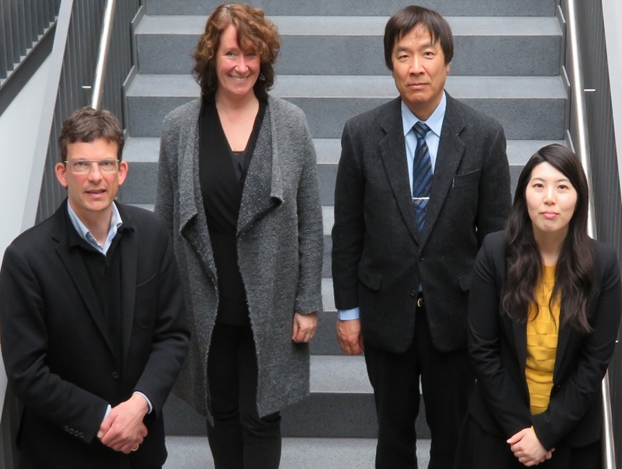 Foto (Universität Paderborn): Anlässlich ihres Gastbesuchs wurden der Vizepräsident der Universität Oita Prof. Dr. Norio Shimoda (2. v. r.) sowie vom International Office der Universität Oita Frau Mika Kouno (1. v. r.) an der Fakultät für Wirtschaf