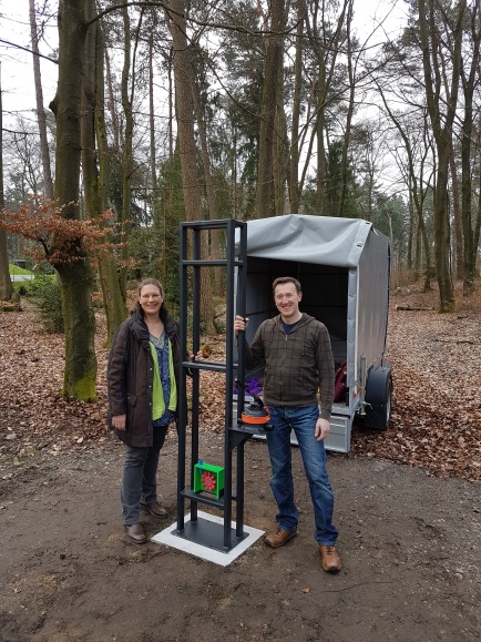 Foto (Fachgebiet Technikdidaktik): Probeaufbau der Stationen Pumpspeicherkraftwerk und Lärm-o-meter durch Prof. Katrin Temmen und Peter Keller (Fachgebiet Technikdidaktik) und Lehrerin Kerstin Moeschke (Richard- von-Weizsäcker-Berufskolleg).