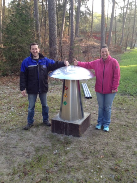 Foto (Fachgebiet Technikdidaktik): Probeaufbau der Stationen Pumpspeicherkraftwerk und Lärm-o-meter durch Prof. Katrin Temmen und Peter Keller (Fachgebiet Technikdidaktik) und Lehrerin Kerstin Moeschke (Richard- von-Weizsäcker-Berufskolleg).