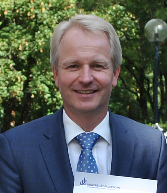 Foto (Universität Paderborn, Matthias Hüttner): Honorarprofessor Dr.-Ing. Christian Obermann hält am 6. April seine Antrittsvorlesung „Leichtbau mit Faserverbund-Kunststoffen“.