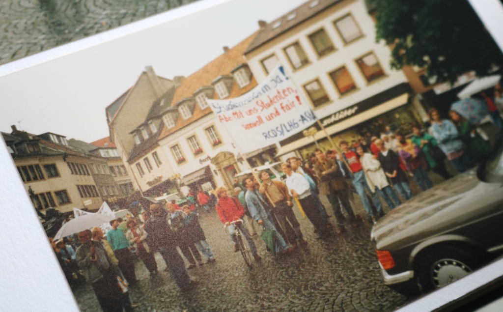 Foto: AStA-Proteste mit handgemalten Plakaten. 