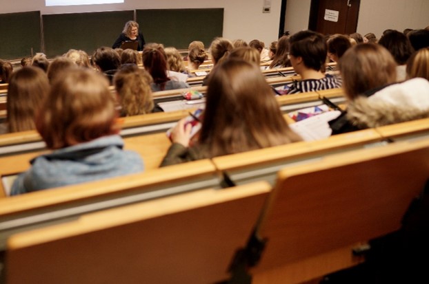 Foto (Universität Paderborn): Die Schülerinnen erleben echte Vorlesungen.