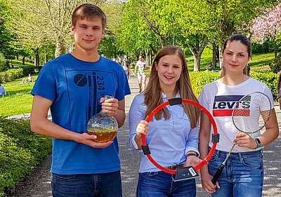Studierende aus Chemie, Physik und Sport freuen sich über die guten Bewertungen im CHE-Ranking 2018 (Foto Universität Paderborn, Johannes Pauly): v. l. Julian Heske, Louisa Kleine-Tebbe, Diana Bauer.