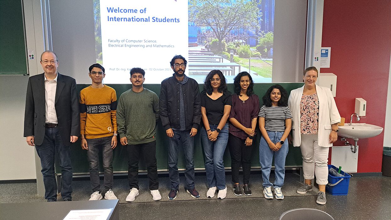 Gruppenfoto von Studierenden und Professoren