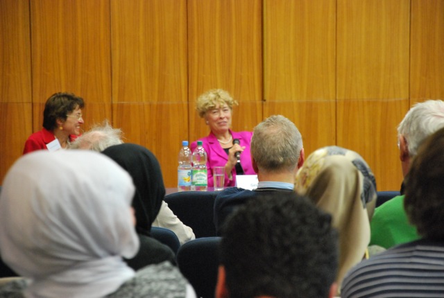Foto (Universität Paderborn): Prof. Dr. Helga Kuhlmann und Prof. Dr. Gesine Schwan im Gespräch
