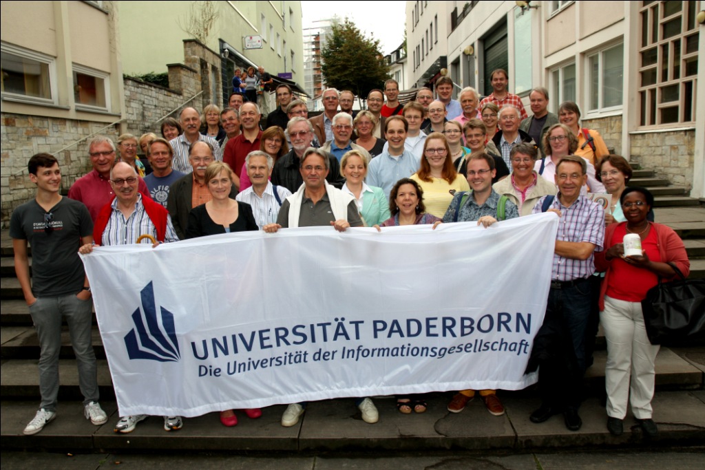 Foto (Universität Paderborn, Patrick Kleibold): Am Libori-Freitag haben sich rund 110 ehemalige Studenten sowie Dozenten der Hochschule zum zweiten Libori-Treff der Ehemaligen auf dem Franz-Stock-Platz getroffen.