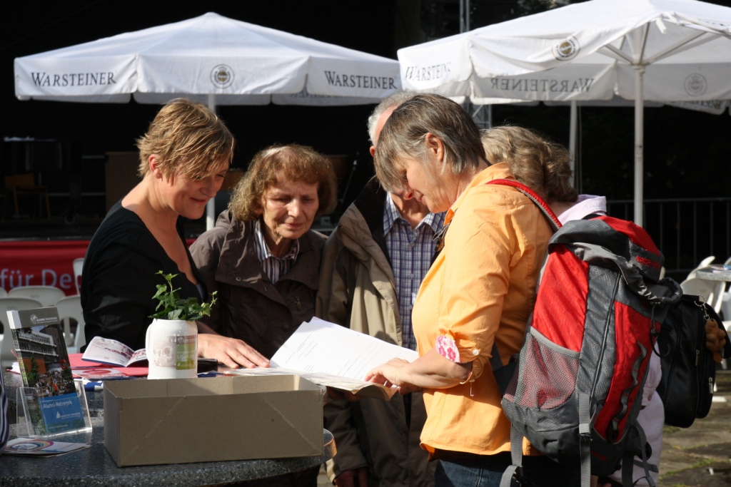 Foto (Universität Paderborn, Patrick Kleibold): Gemeinsam lösen die Teilnehmer des Ehemaligen-Treffs zu Libori 2012 das Gebäuderätsel. Die Zuordnung der Gebäude ist kniffliger als gedacht. Bei den meisten Teilnehmern liegt der Studienabschluss bereit
