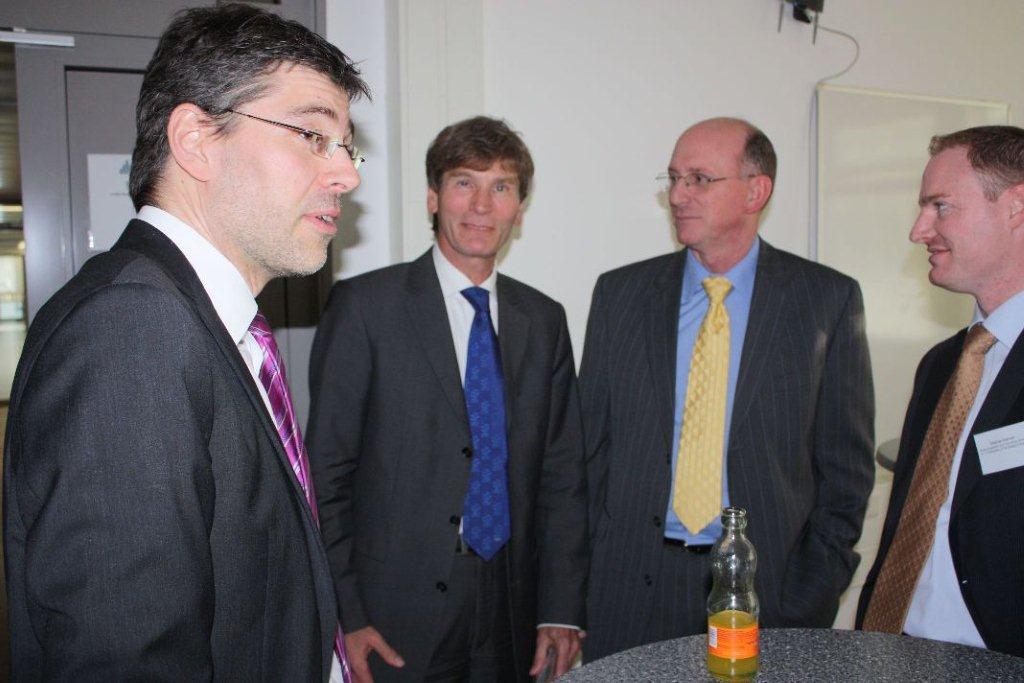 Foto: Wissenschaft trifft Wirtschaft – Die Veranstaltung bot jede Menge Gelegenheit, Kontakte zu knüpfen und zu vertiefen (v. li.): Prof. Dr.-Ing. Hans-Joachim Schmid, Prof. Dr. Nikolaus Risch, Bill Gerry (Boeing) und Stephan Eelman (Boeing).