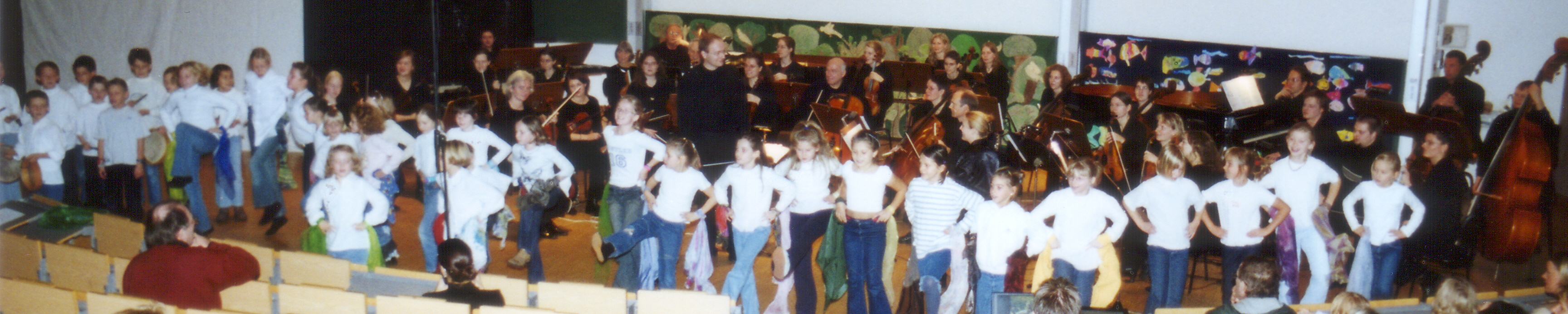Foto: Kinder tanzen den Can-Can beim Familienkonzert „Karneval der Tiere“ (2003)