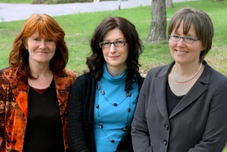 Foto (Peer-Mentoring): Die Gleichstellungsbeauftragte der Universität Paderborn, Dipl.-Päd. Irmgard Pilgrim (v.l.), Projektkoordinatorin Dipl.-Päd. Julia Steinhausen und Prof. Dr. Ingrid Scharlau aus dem Lehrstuhl für Kognitionspsychologie bieten das 