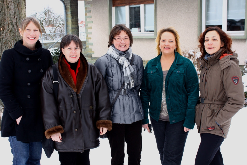 Foto (Universität Paderborn, Frauke Döll): (v. l.): Arbeiten künftig zusammen: Andrea Didier, fachliche Koordination der Deutschsprachkurse an der Uni Paderborn, Regina Urner, stellvertretende Leitung der Volkshochschule (VHS) Paderborn, Petra Bender, 
