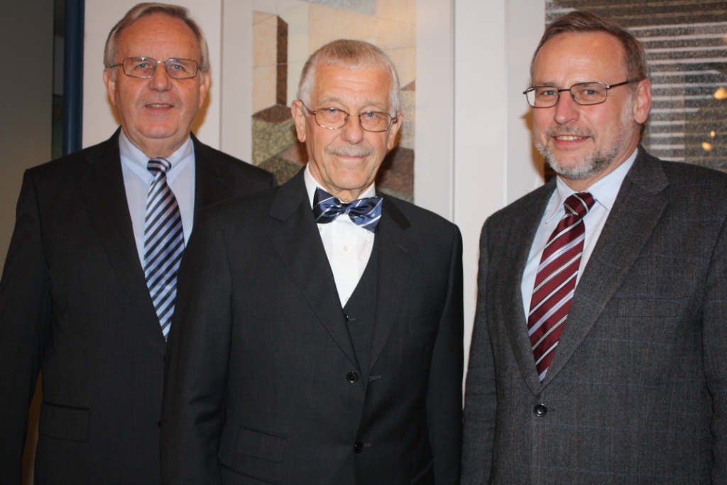 Foto (Frauke Döll): Altrektor der Universität Paderborn und Freund Prof. Dr. Dr. h. c. Wolfgang Weber (links) und Dekan der Fakultät für Kulturwissenschaften Prof. Dr. Volker Peckhaus (rechts) hielten eine Laudatio auf den emeritierten Architektur-Pro