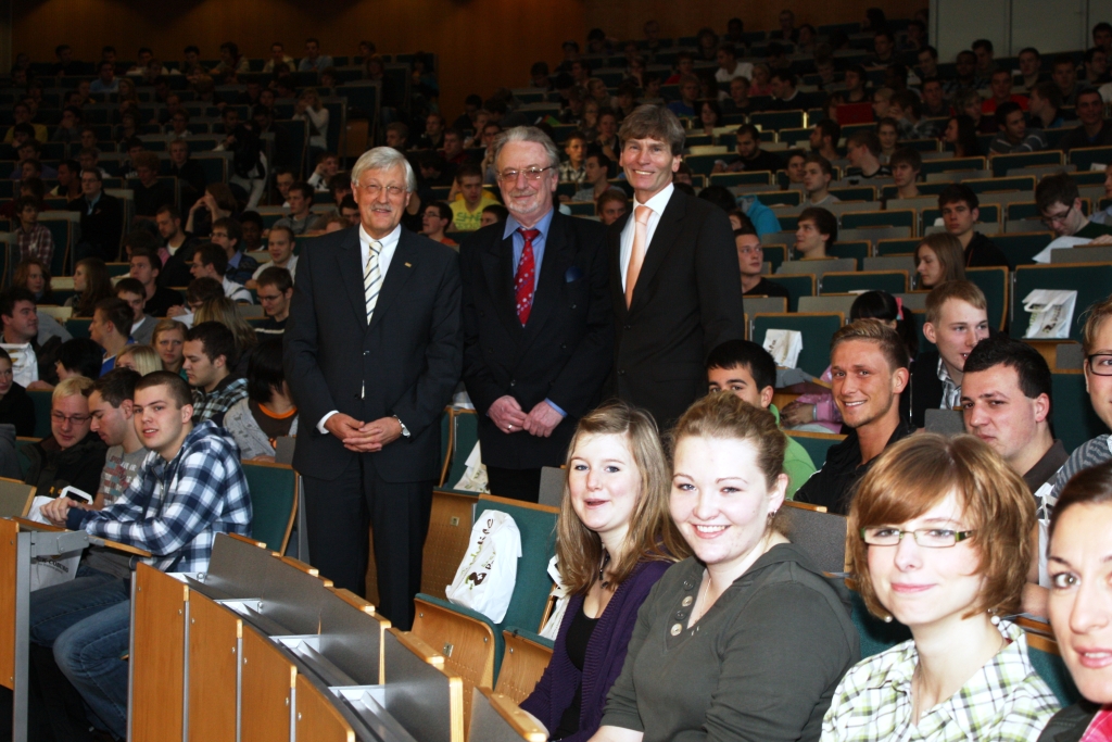 Foto (Universität Paderborn, Frauke Döll): Von links: Bürgermeister Heinz Paus, Prof. Dr. Dr. h. c. mult. Peter Freese von Alumni Paderborn e. V. und Uni-Präsident Prof. Dr. Nikolaus Risch inmitten der Erstsemester.