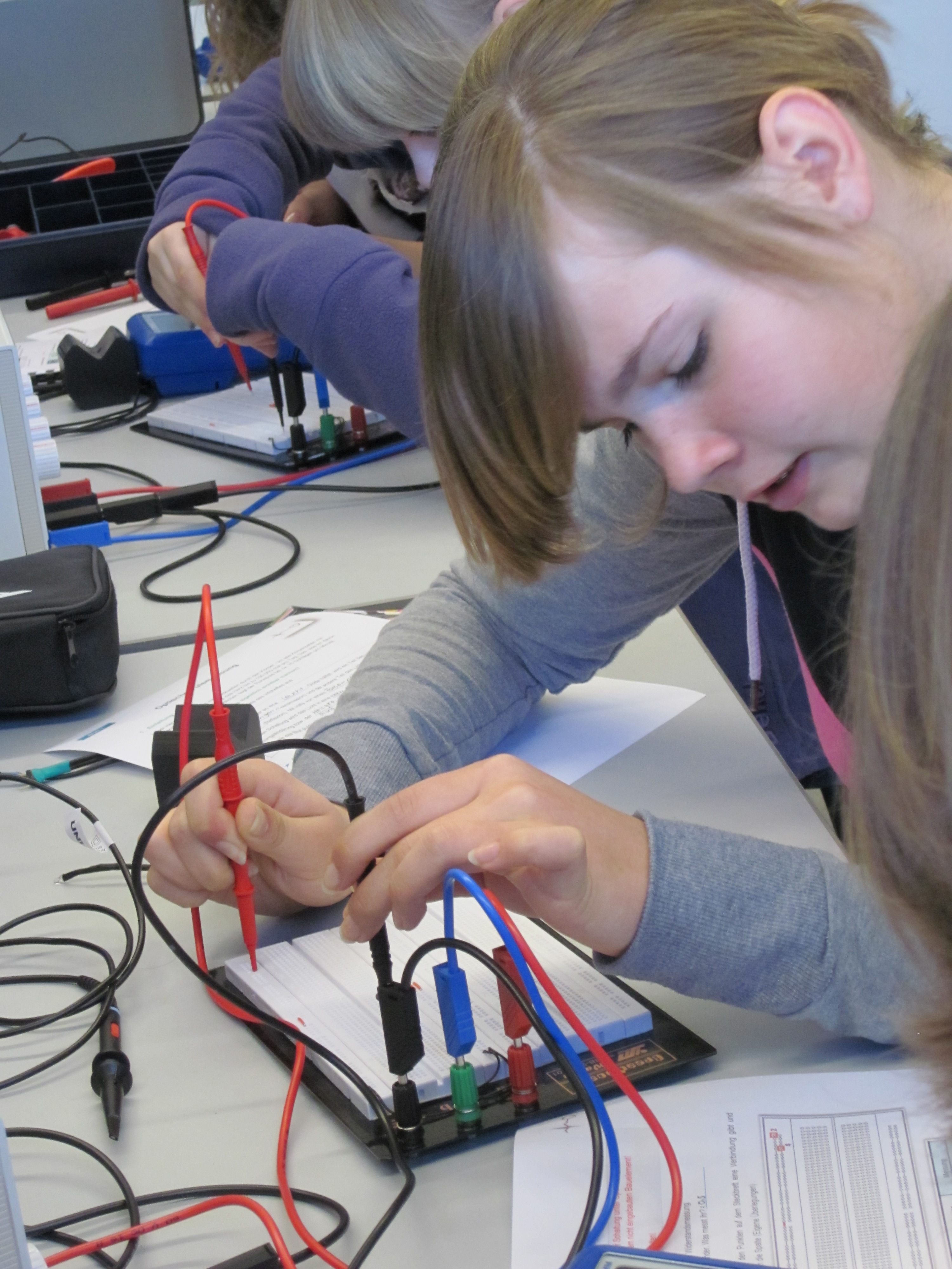Foto (Hedda Holtmeier): Im E-Technik-Workshop konnten Schülerinnen beim ...