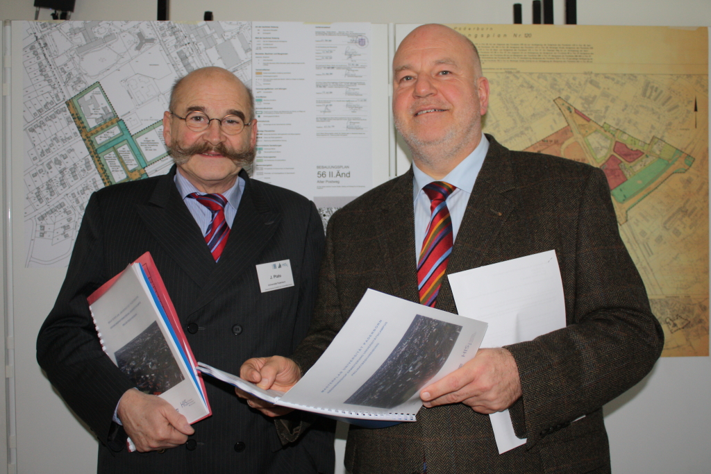 Uni-Kanzler Jürgen Plato (links) und Heinrich Micus, Niederlassungsleiter Bielefeld des Bau- und Liegenschaftsbetrieb NRW begrüßten als Auslober des Ideenwettbewerbs die Architekten-Teams.