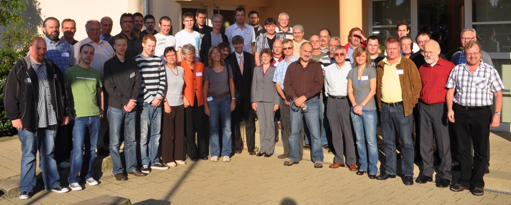 Foto (Universität Paderborn, Mark Heinemann): Gesprächsbedarf: Die Teilnehmer des 30. Fachseminars Datenverarbeitung diskutierten die immer rasanter werdenden Entwicklungen im IT-Bereich. Prof. Dr. Nikolaus Risch (Mitte), Präsident der Universität Pad