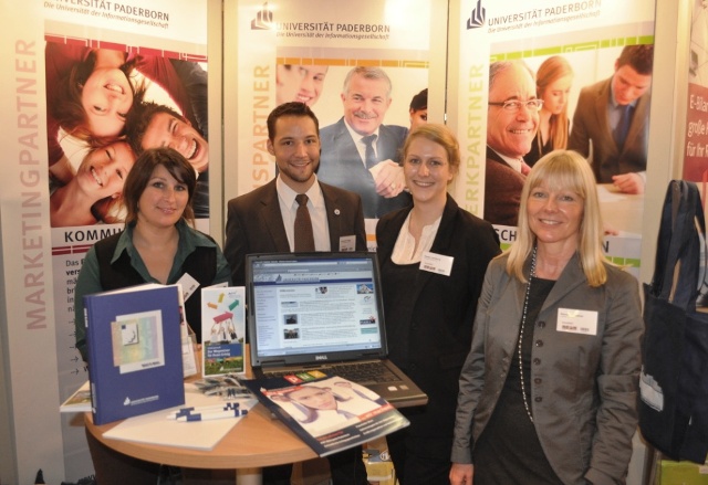 Foto (Universität Paderborn, Mark Heinemann): Wieder einmal zufrieden – Das Aussteller-Team 2010 der Universität Paderborn: Frauke Döll (Volontärin Referat Presse und Kommunikation), Alexander Schön (UNICONSULT/Career Service), Karen Lemburg sowie 