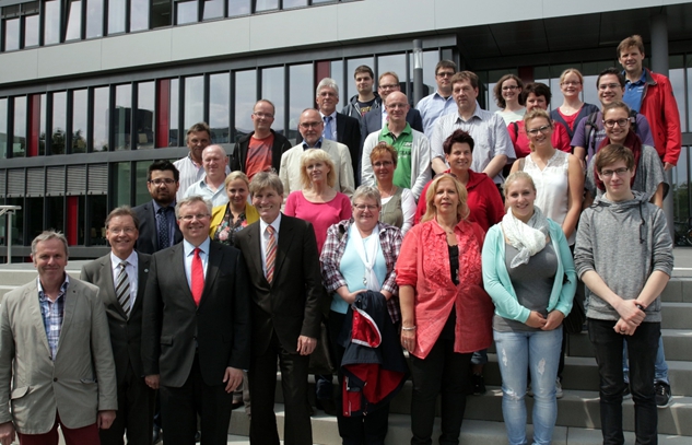 Foto (Universität Paderborn, Vanessa Dreibrodt): Uni-Präsident Prof. Dr. Nikolaus Risch (vorn, 4. v. l.) begrüßte Finanzamtsvorsteher Hartmann (vorn, 3. v. l.) mit Vertretern der Steuergewerkschaft und dem Vorsitzenden Johannes Wächter (vorn, 1. v. l